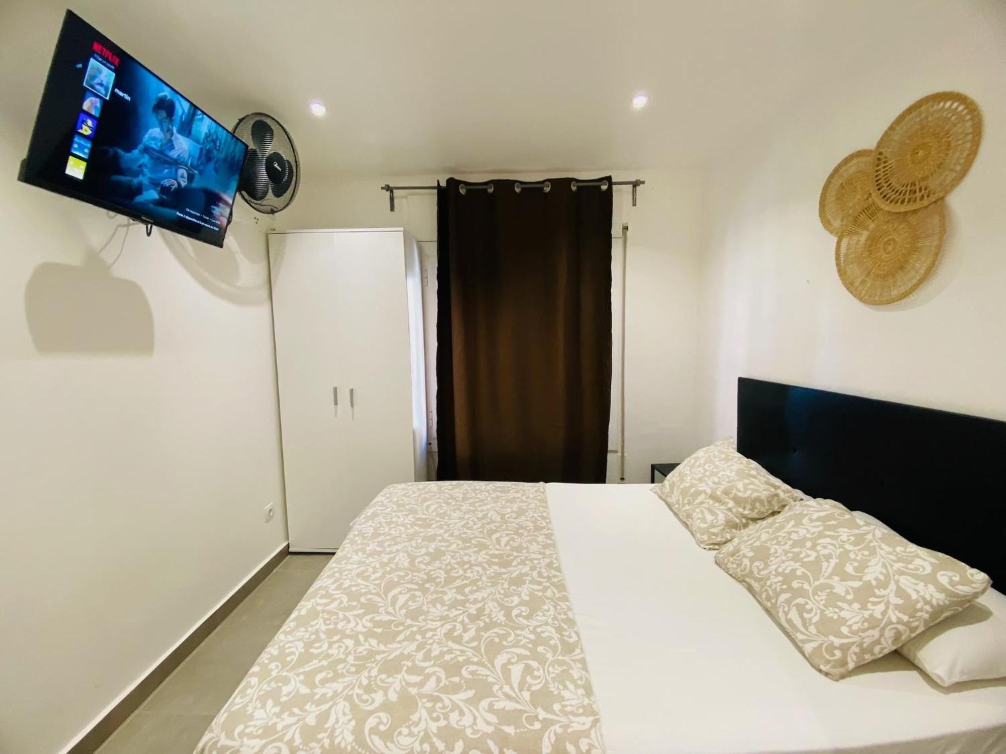 Estudios Hl Frente Al Metro Barcelona-Aeropuerto L’Hospitalet de Llobregat Zewnętrze zdjęcie
